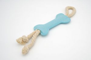Hundespielzeug Knochen mit Seil hellblau