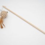 Stabspielzeug für Katzen mit Ballanhänger